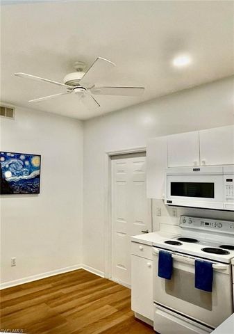 685 Windsor SQ 101, Naples, FL 34104