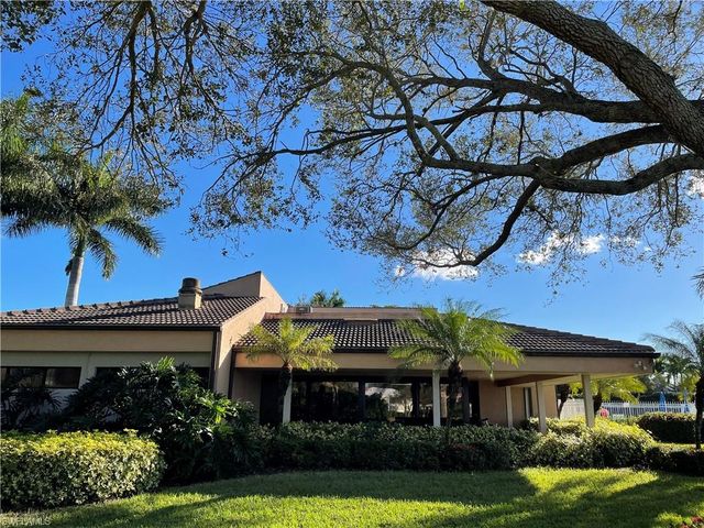 685 Windsor SQ 101, Naples, FL 34104