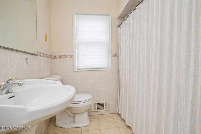 74 Center Avenue, Leonardo, NJ 07737