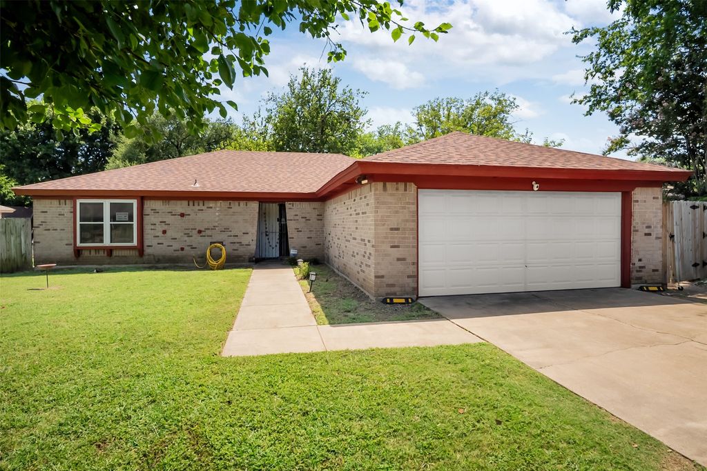 1002 Canton Road, Cleburne, TX 76033