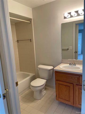 8210 W Annsbury Circle, Shelby Twp, MI 48316