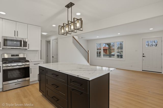 5831 W 81st Place, Burbank, IL 60459