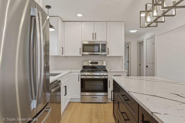 5831 W 81st Place, Burbank, IL 60459