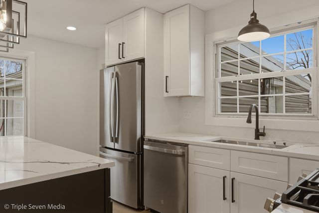 5831 W 81st Place, Burbank, IL 60459