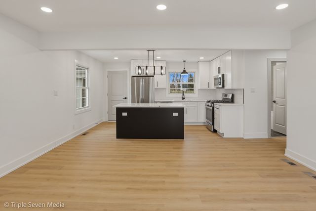 5831 W 81st Place, Burbank, IL 60459