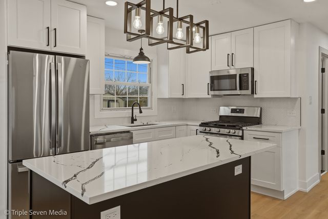 5831 W 81st Place, Burbank, IL 60459