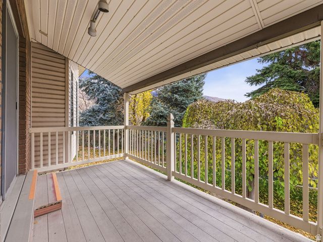 2702 E OAK HILLS DR, Layton, UT 84040