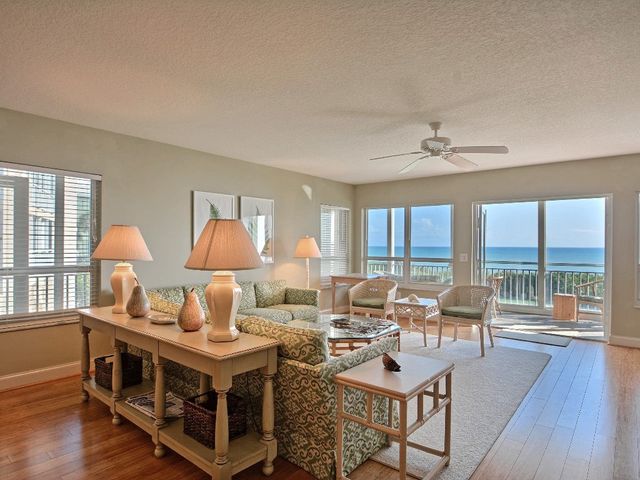 8820 S Sea Oaks Way 201, Vero Beach, FL 32963