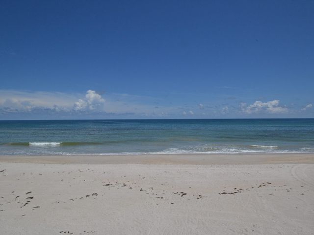 8820 S Sea Oaks Way 201, Vero Beach, FL 32963