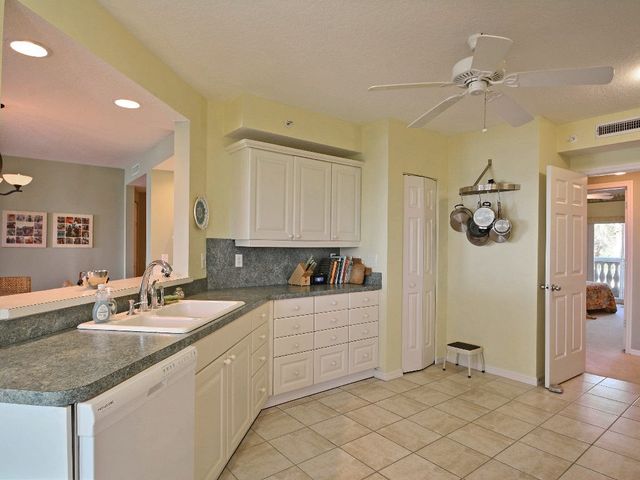 8820 S Sea Oaks Way 201, Vero Beach, FL 32963