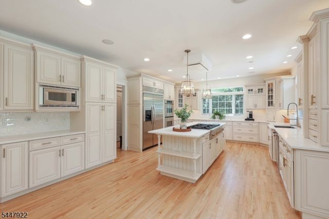 94 Hillcrest Dr, Clark Twp., NJ 07066