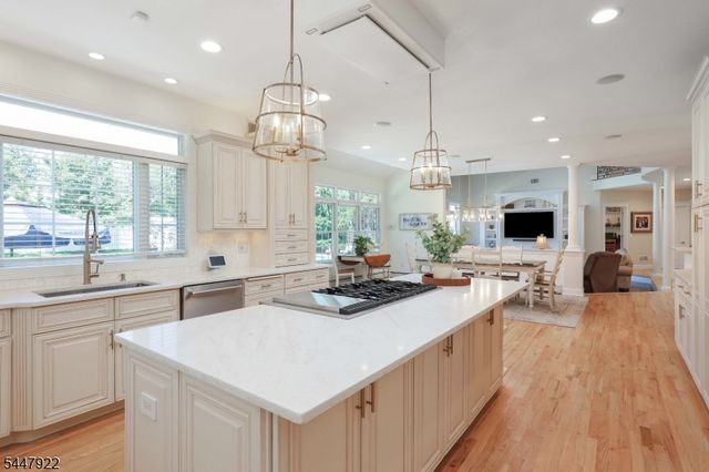 94 Hillcrest Dr, Clark Twp., NJ 07066