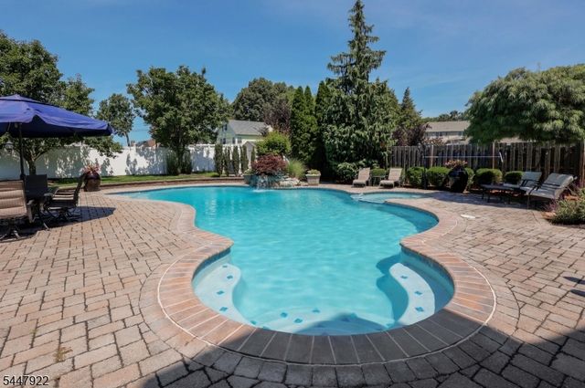 94 Hillcrest Dr, Clark Twp., NJ 07066
