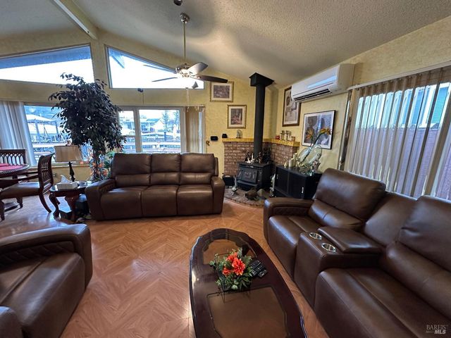 554 Keys Blvd, Clearlake Oaks, CA 95423