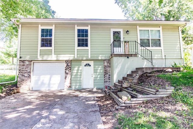 808 SE 19th Street, Oak Grove, MO 64075