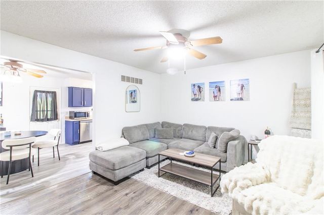 808 SE 19th Street, Oak Grove, MO 64075
