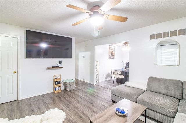 808 SE 19th Street, Oak Grove, MO 64075