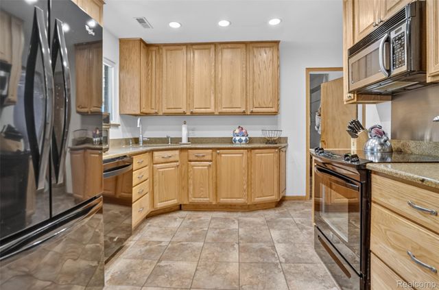 41008 Hollydale, Novi, MI 48375