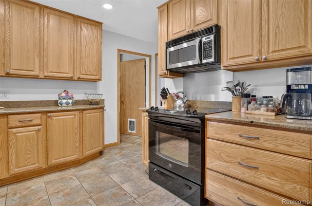 41008 Hollydale, Novi, MI 48375