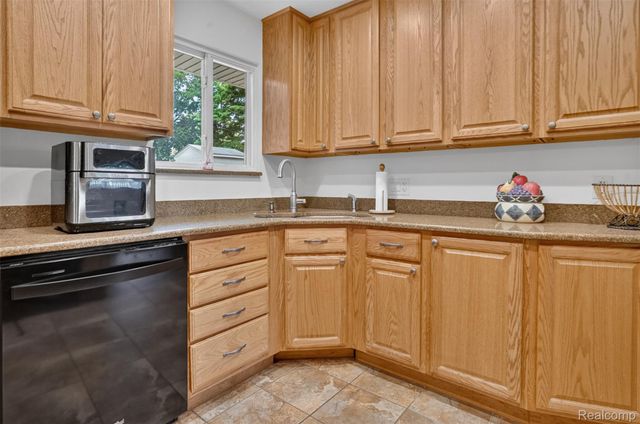 41008 Hollydale, Novi, MI 48375