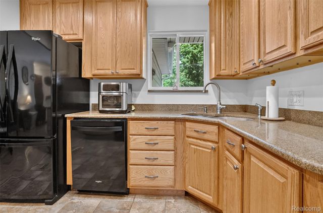 41008 Hollydale, Novi, MI 48375