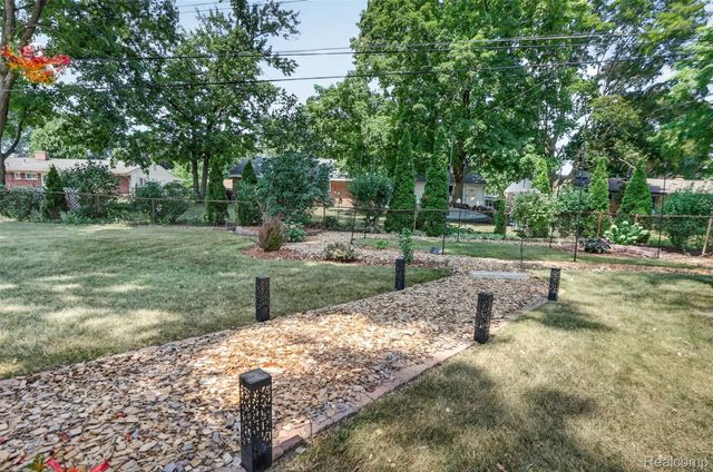 41008 Hollydale, Novi, MI 48375