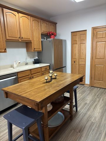 16300 Crescent Lake Drive, Crest Hill, IL 60403