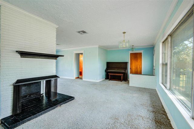 306 Oak Dr, Lake Jackson, TX 77566
