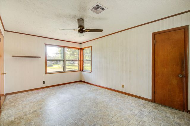 306 Oak Dr, Lake Jackson, TX 77566