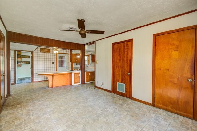 306 Oak Dr, Lake Jackson, TX 77566