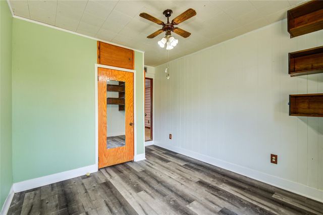 306 Oak Dr, Lake Jackson, TX 77566