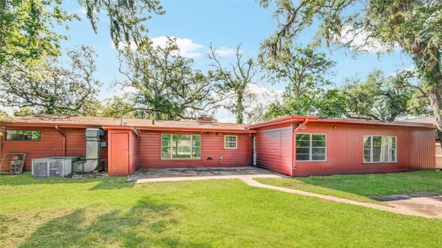 306 Oak Dr, Lake Jackson, TX 77566
