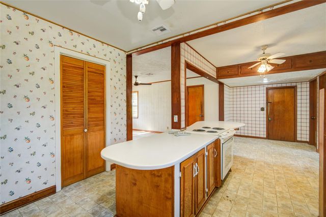 306 Oak Dr, Lake Jackson, TX 77566
