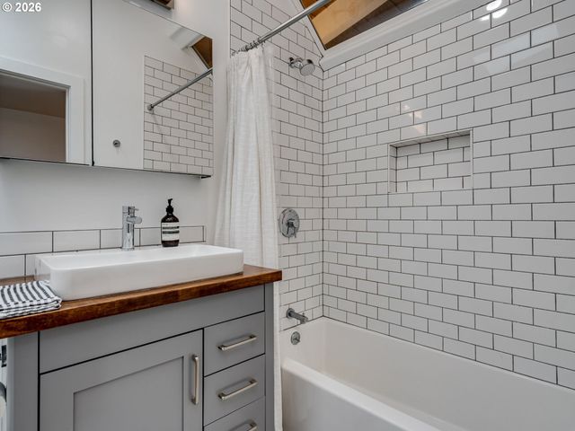 434 Ne 130TH Pl, Portland, OR 97230