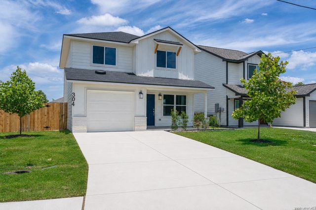304 W MARTINDALE ST, Seguin, TX 78155