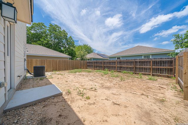 304 W MARTINDALE ST, Seguin, TX 78155