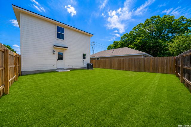 304 W MARTINDALE ST, Seguin, TX 78155