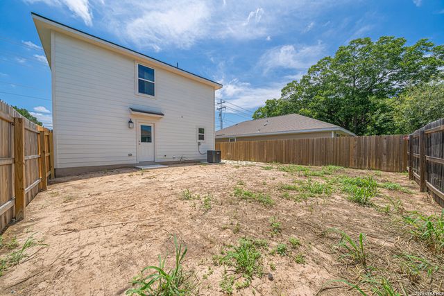 304 W MARTINDALE ST, Seguin, TX 78155