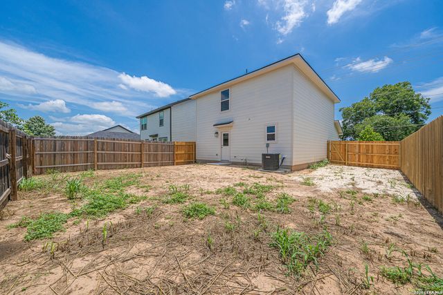 304 W MARTINDALE ST, Seguin, TX 78155