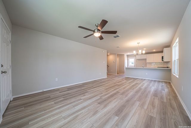 304 W MARTINDALE ST, Seguin, TX 78155