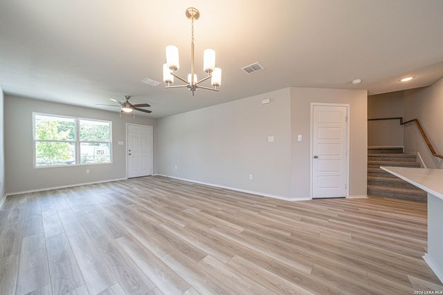 304 W MARTINDALE ST, Seguin, TX 78155