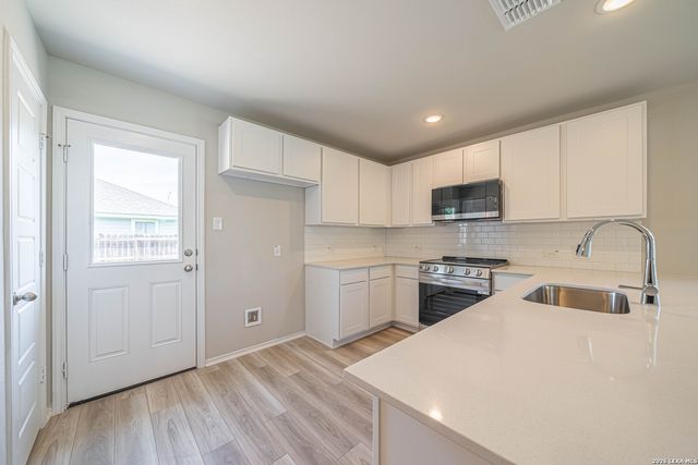 304 W MARTINDALE ST, Seguin, TX 78155