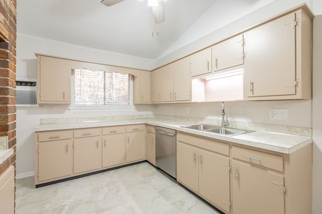 230 NE Indian Dr, Dalton, GA 30721