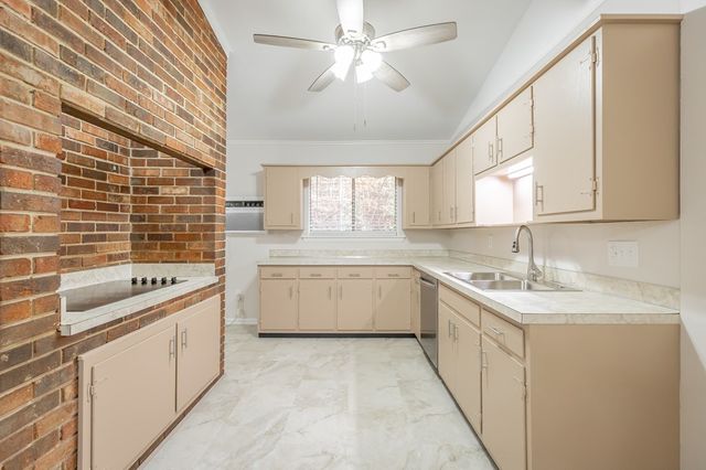 230 NE Indian Dr, Dalton, GA 30721