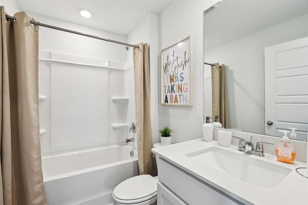 Image 27 of property listing at 206 BULL FROG LANE, Umatilla, FL 32784