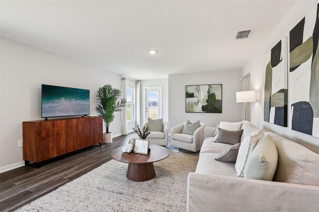 Image 4 of property listing at 206 BULL FROG LANE, Umatilla, FL 32784