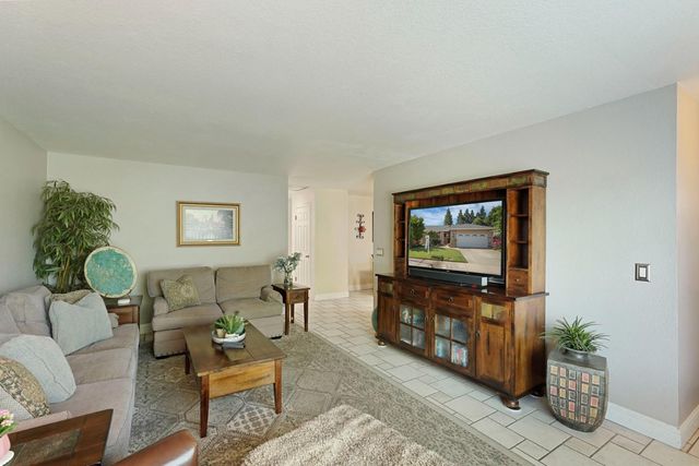 2536 Bayberry Dr, Lodi, CA 95242