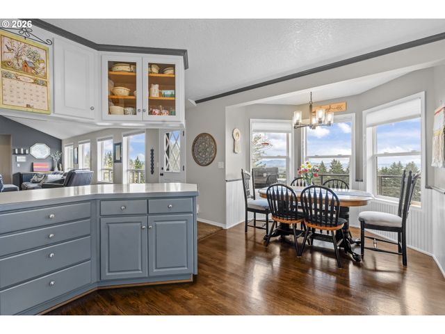 242 Nw WALNUT Ave, Dundee, OR 97115