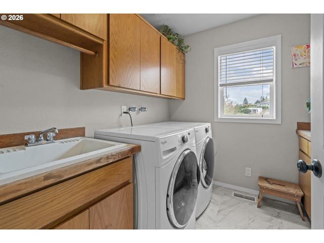 242 Nw WALNUT Ave, Dundee, OR 97115