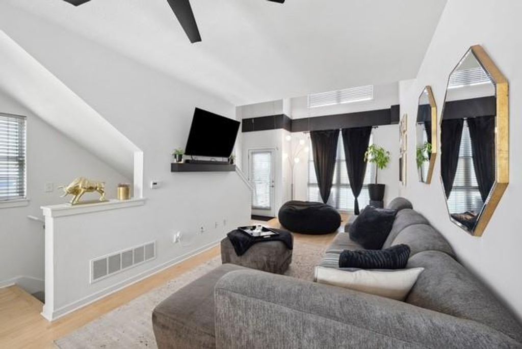 4585 Madison Avenue, Kansas City, MO 64111